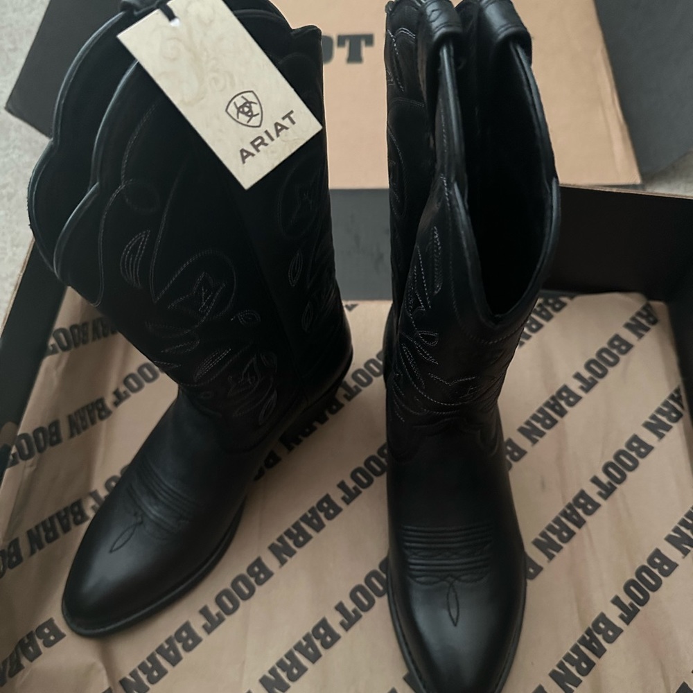 NWT ✨ Ariat Medium Toe Cowboy Boots in Black